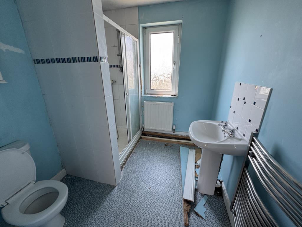 Lot: 127 - SEMI-DETACHED HOUSE FOR IMPROVEMENT - Shower room